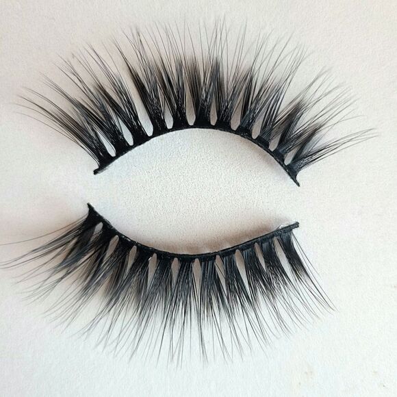 3D Mink Eyelash Extensions  - Picture 3 of 3